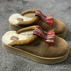 Woman’s Ugg Platform Clog slipper
